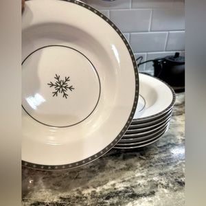 Set of Eight gilded porcelain holiday dessert bowls, NWOT